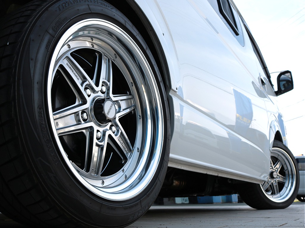 足元には迫力のヴァローネエムケーシックス１８インチアルミホイールとトーヨートランパスタイヤの組み合わせ！