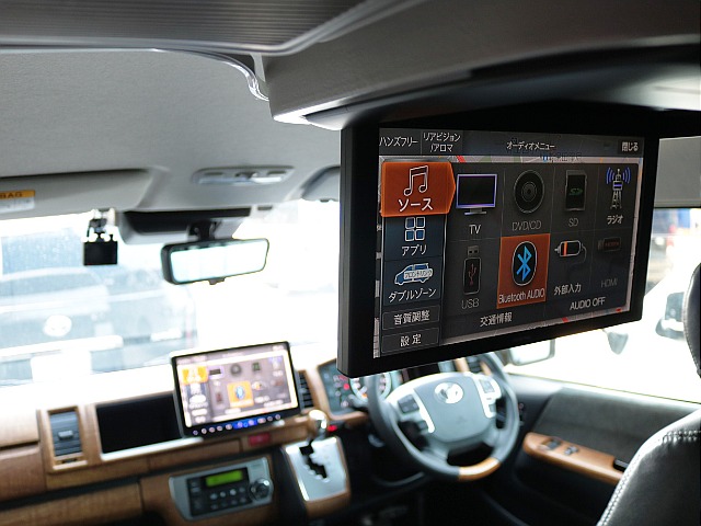 フロントはアルパイン１１インチフローティングナビ！リアもアルパイン１２．８インチ大型フリップダウンモニター付き♪前後大画面で映像が楽しめます♪長時間のドライブもこれで退屈しませんね♪