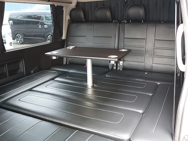 ドリンクホルダー付きテーブルを完備！車内にくつろぎの空間が完成♪