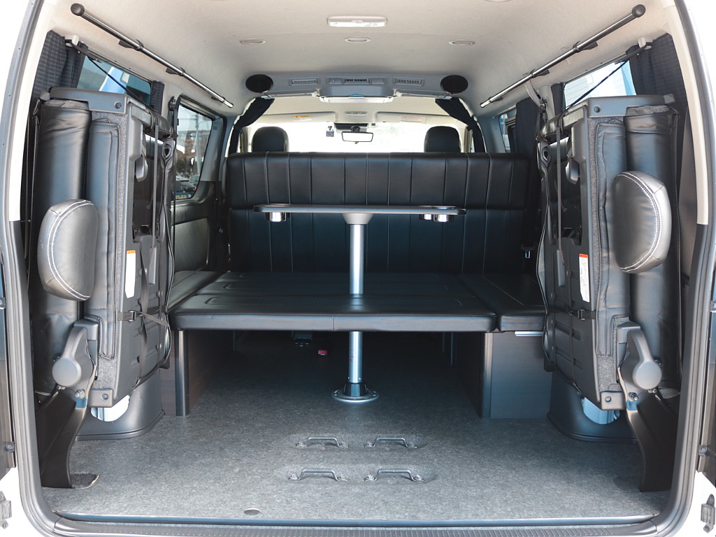 ４列目シートを跳ね上げるとラゲッジスペースとしてもお使い頂けます！