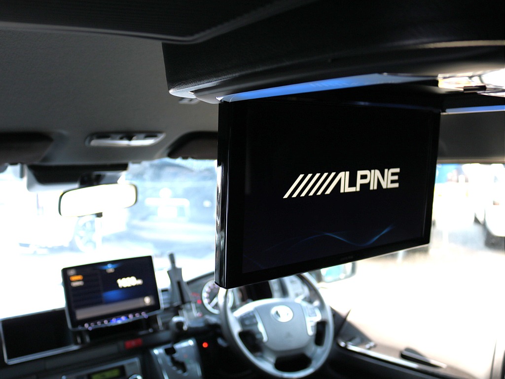 フロントはアルパイン１１インチフローティングＤＡ！リアにもアルパイン１２．８インチ大型フリップダウンモニター付き♪