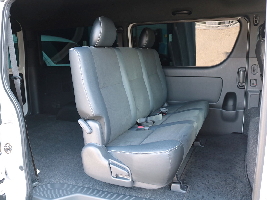 セカンドシート　２段階調整式スライド・リクライニングも可能です！