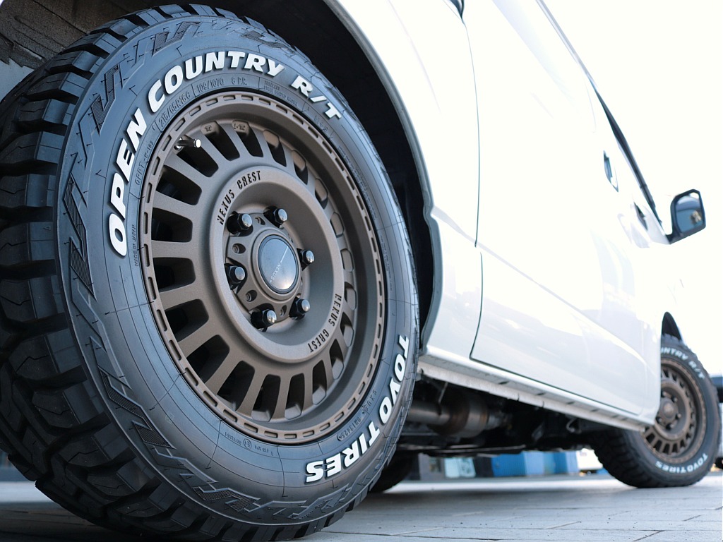 足元にはネクサスクレスト１６インチアルミホイール＆ＴＯＹＯオープンカントリーＲＴタイヤをセット！