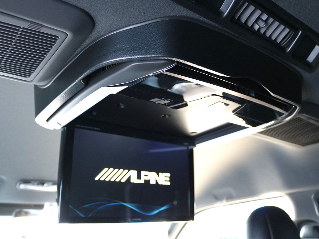 リアにもアルパイン１２．８インチ大型フリップダウンモニター付き♪長時間のドライブもこれで退屈しませんね♪