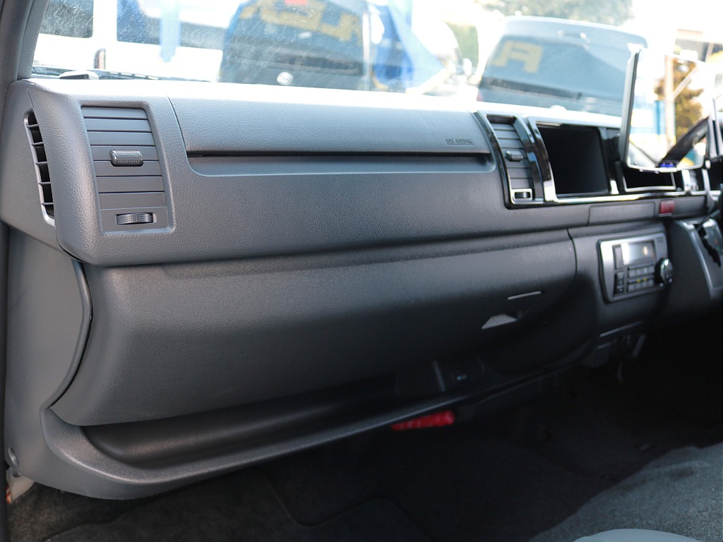 助手席エアバッグ・ＡＣ１００Ｖコンセントも完備しております！インパネ周りの程度も良好です♪