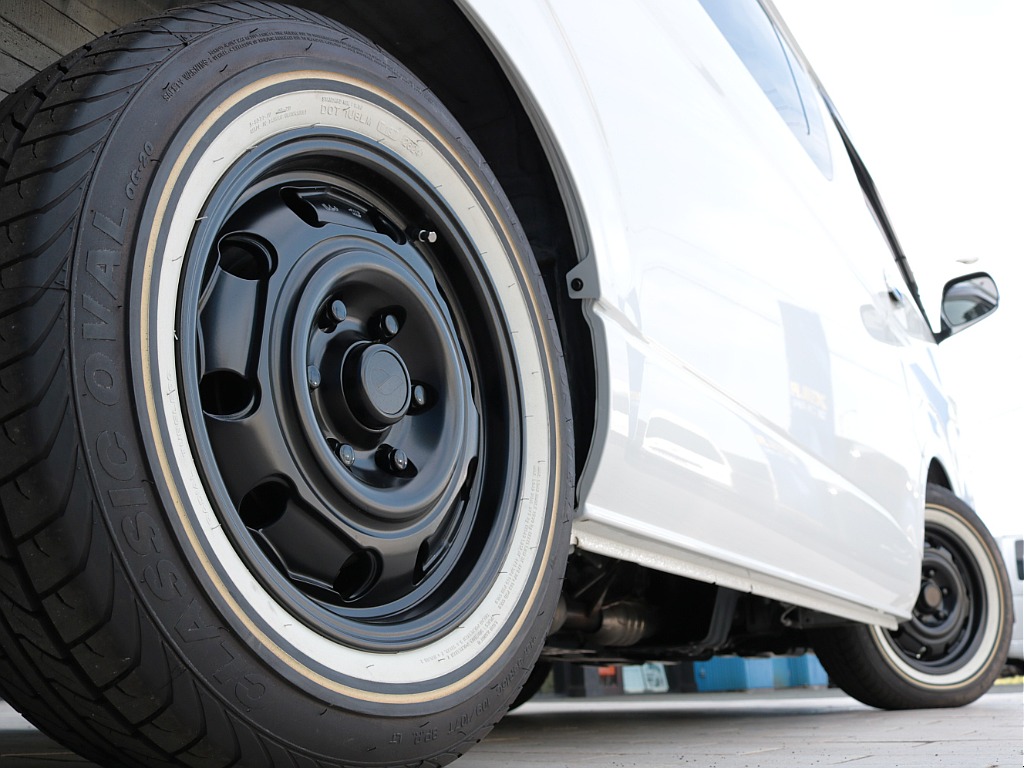 足元はＦＬＥＸＰａｗ(パウ)１６インチアルミホイールとホワイトリボンタイヤの組み合わせ♪