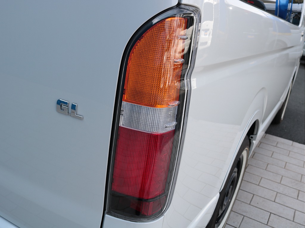 オリジナルLEDテールランプ「Classicテールランプ」は、「レトロフェイスに似合うテールランプ」がコンセプト。クラシカルな見た目ながらも、他社テールに引けを取らないほどのLEDの明るさを放ちます！