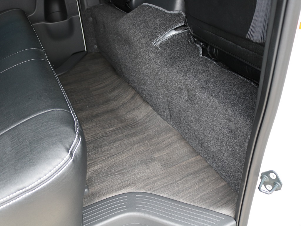 セカンドシートの前まで床張り施工済みです！！