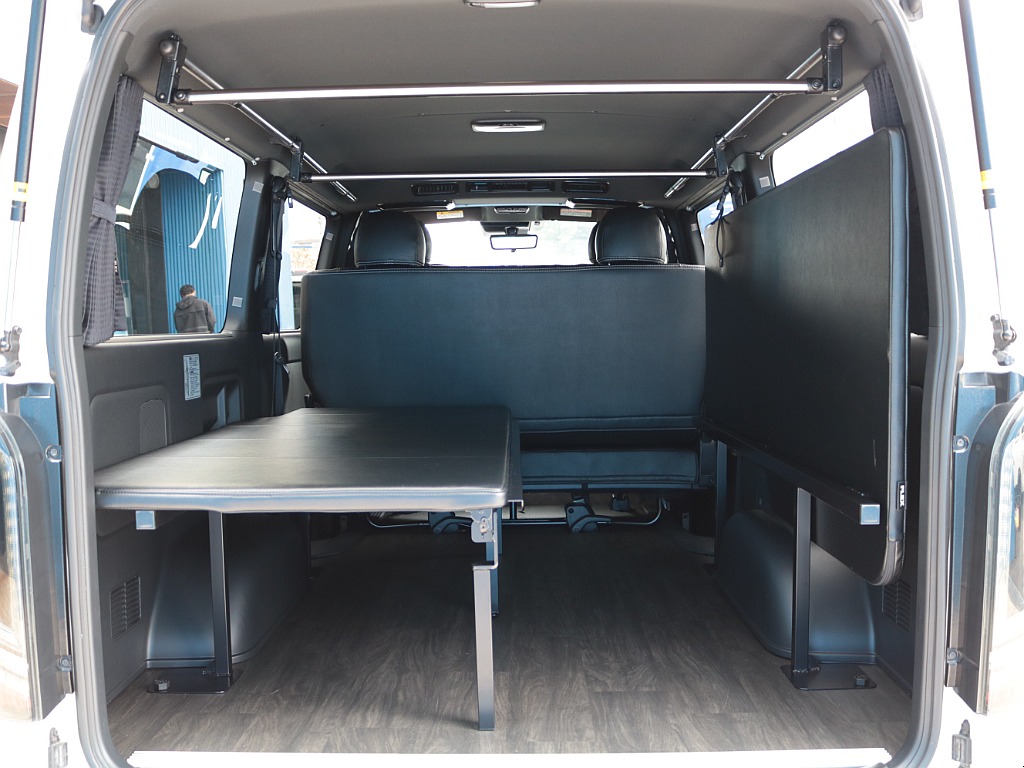 ベッドキットは片側ずつ跳ね上げが可能です！トランポにも最適な１台ですね♪