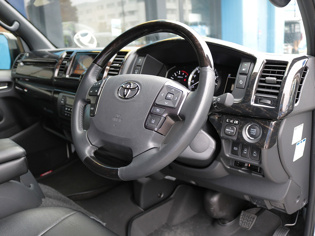 特別装備　マホガニー調黒木目コンビハンドル！各所黒木目マホガニー調加飾＆ダークシルバー加飾！