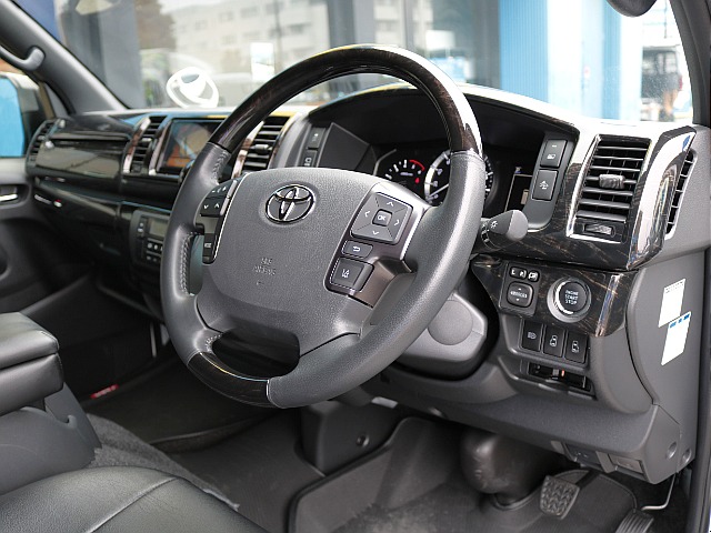 特別装備　マホガニー調黒木目コンビハンドル！各所黒木目マホガニー調加飾＆ダークシルバー加飾！