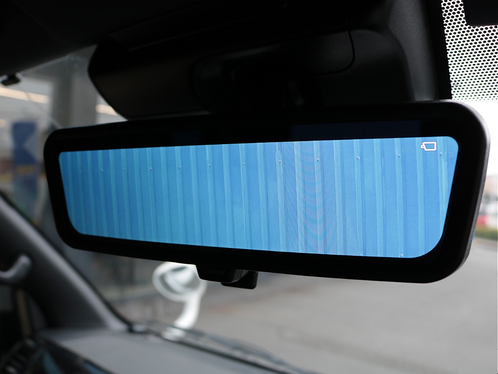 新車時オプションのデジタルインナーミラーも完備！