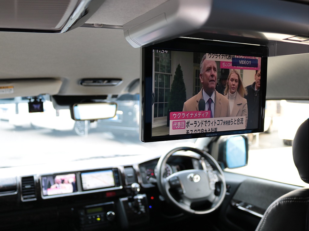 フリップダウンモニター付き！長時間のドライブもこれで退屈しませんね♪ナビ横にはサブモニター付き！