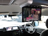 フリップダウンモニター付き！長時間のドライブもこれで退屈しませんね♪ナビ横にはサブモニター付き！