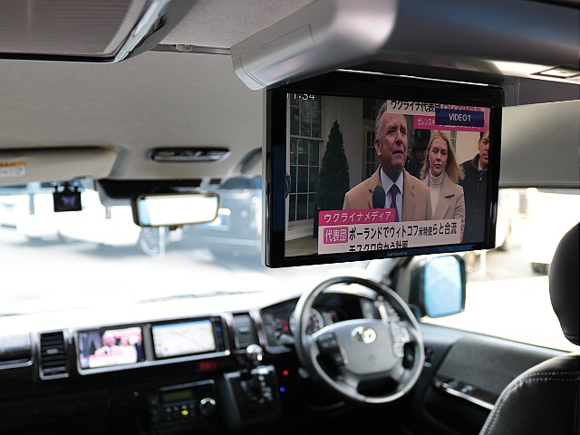 フリップダウンモニター付き！長時間のドライブもこれで退屈しませんね♪ナビ横にはサブモニター付き！