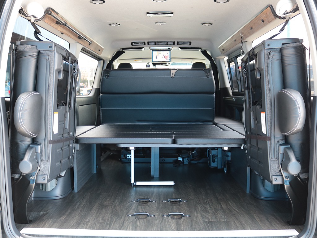 ４列目シートを跳ね上げるとラゲッジスペースとしてもお使い頂けます！