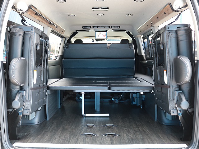 ４列目シートを跳ね上げるとラゲッジスペースとしてもお使い頂けます！