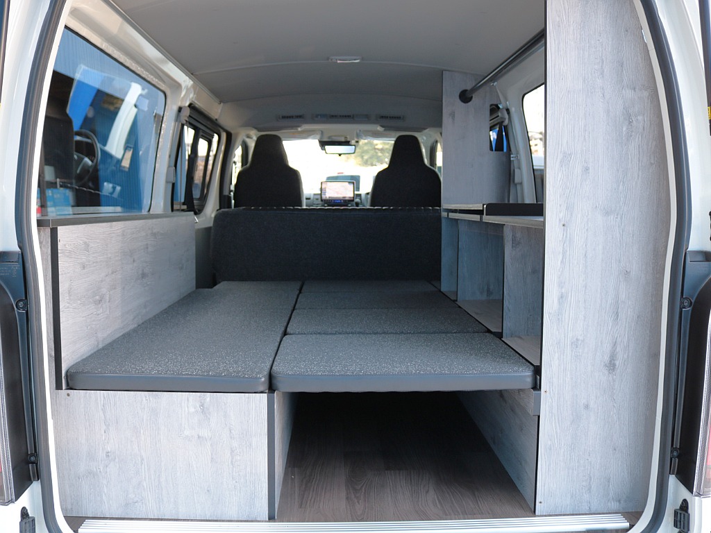 温かみのある木材が、車内にまるでカフェのような心地よさを演出します♪普段使いからアウトドアシーンまで自由な使い方が広がる１台です！