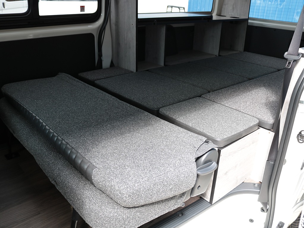 2列目シートは背もたれ部分を前方に折り畳むことができます！