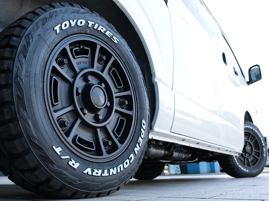 足元にはＦＬＥＸＢＪメキシカン１６インチアルミホイール＆ＴＯＹＯオープンカントリーＲＴタイヤを装着！