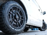 足元にはＦＬＥＸＢＪメキシカン１６インチアルミホイール＆ＴＯＹＯオープンカントリーＲＴタイヤを装着！