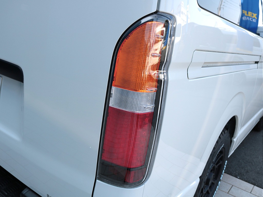 オリジナルLEDテールランプ「Classicテールランプ」は、「レトロフェイスに似合うテールランプ」がコンセプト。クラシカルな見た目ながらも、他社テールに引けを取らないほどのLEDの明るさを放ちます！