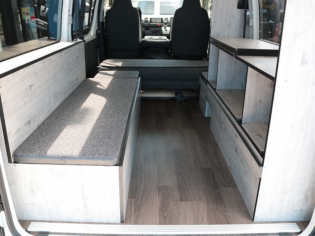 ＤＸベース４ナンバーシートアレンジの最新モデル【Ｗｏｏｄ　Ｒｉｍ(ウッドリム)】センター部のベッドマットを外せばダイニングにも使えるベンチシートが出現！