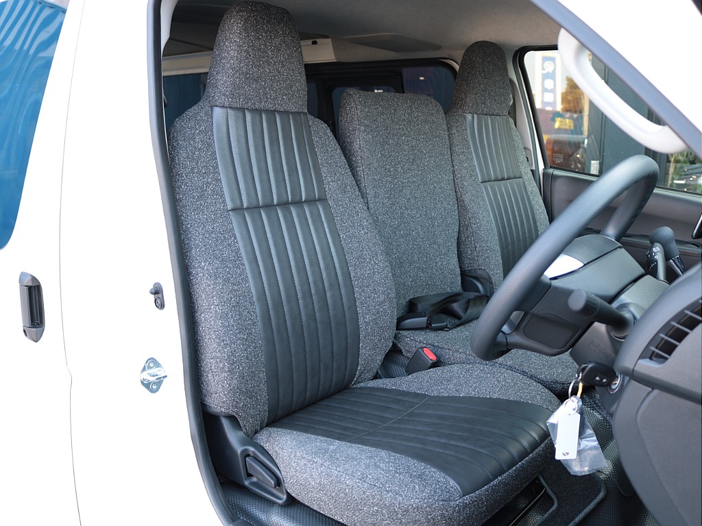 ファブリックと人口皮革素材の専用シートカバーが高級感をもたらします♪