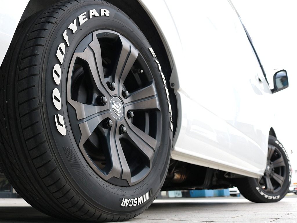 足元はＦＬＥＸバルベログランデ１７インチアルミホイール＆グッドイヤーナスカータイヤの組み合わせ！