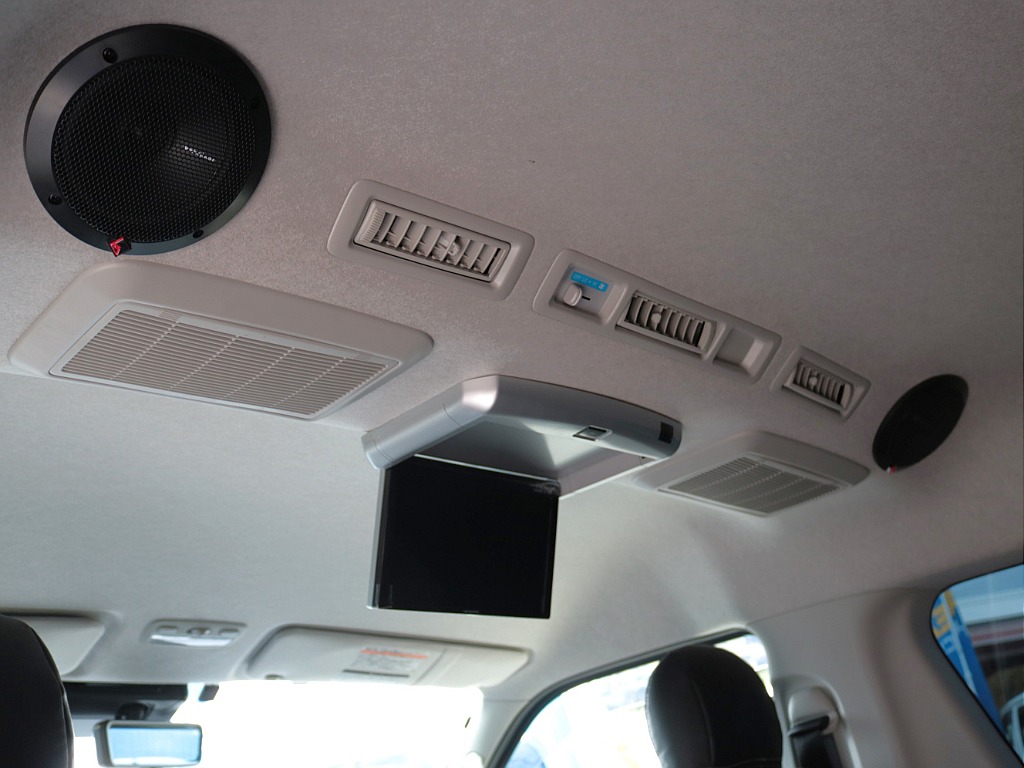 フリップダウンモニター付き！長時間のドライブもこれで退屈しません♪リアスピーカー付きもうれしいポイントですね♪