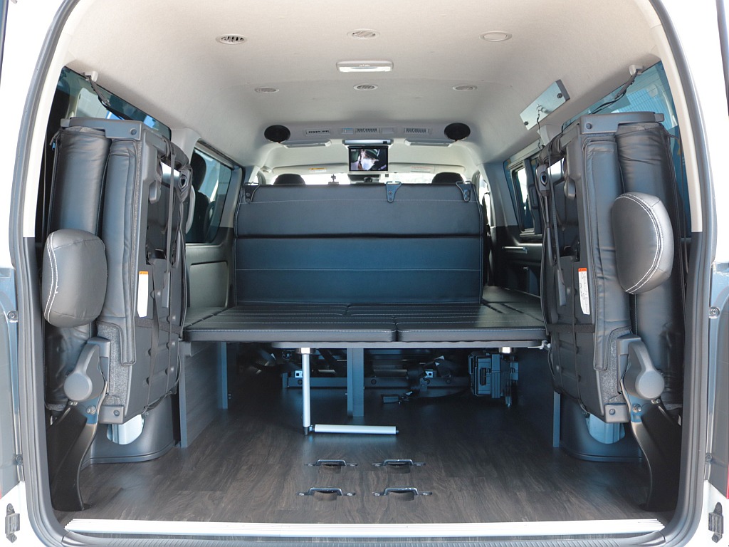 ４列目シートを跳ね上げるとラゲッジスペースとしてもお使い頂けます！