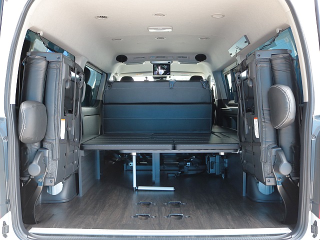 ４列目シートを跳ね上げるとラゲッジスペースとしてもお使い頂けます！