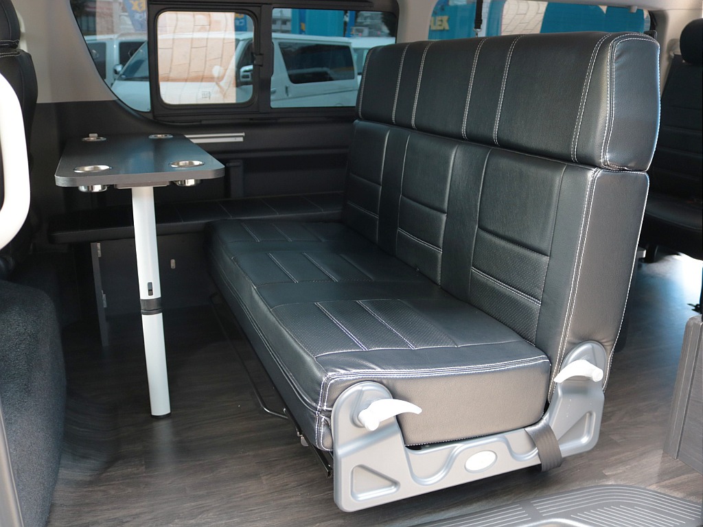 ドリンクホルダー付きテーブルを完備！車内にくつろぎの空間が完成♪様々なレイアウトで使える１台です！