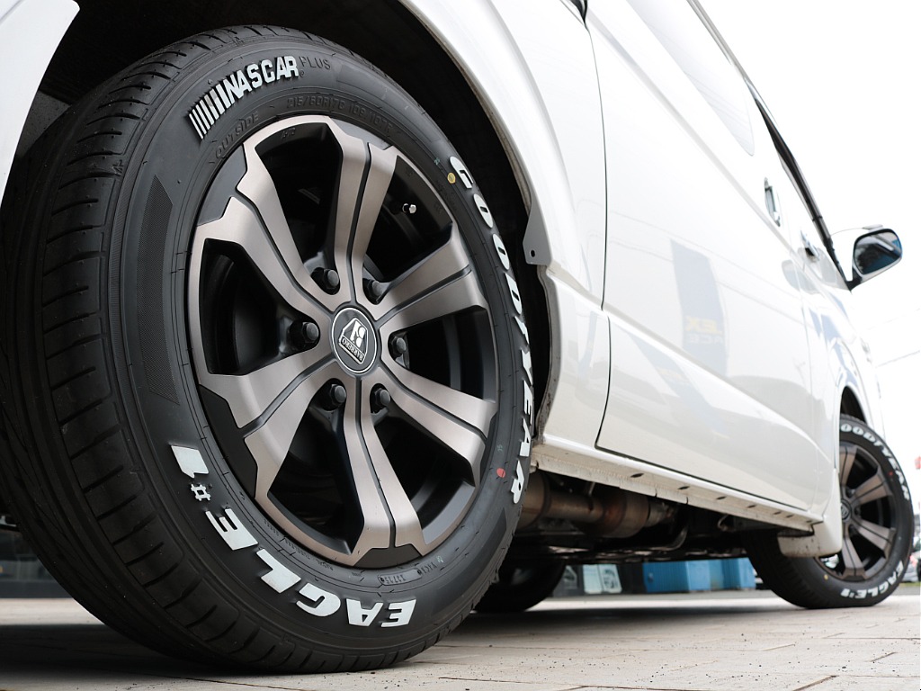 足元には新品のＦＬＥＸバルベログランデ１７インチアルミホイール＆グッドイヤーナスカータイヤを装着しました！