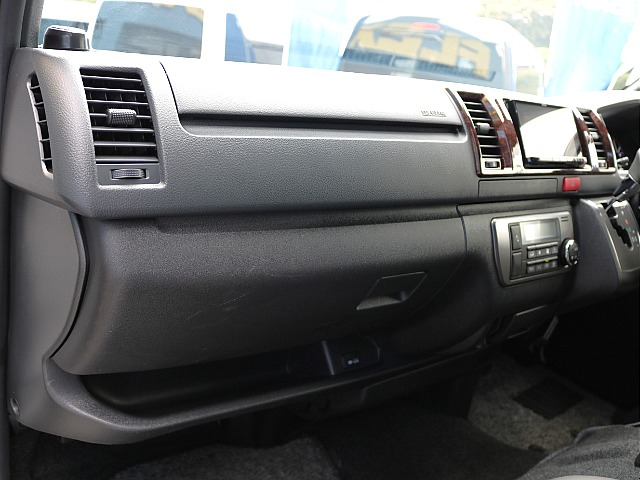 助手席エアバッグ・ＡＣ１００Ｖコンセントも完備しております！インパネ周りの程度も良好です♪