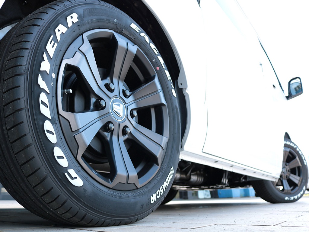 足元には新品のＦＬＥＸバルベログランデ１７インチアルミホイール＆グッドイヤーナスカータイヤを装着しました！