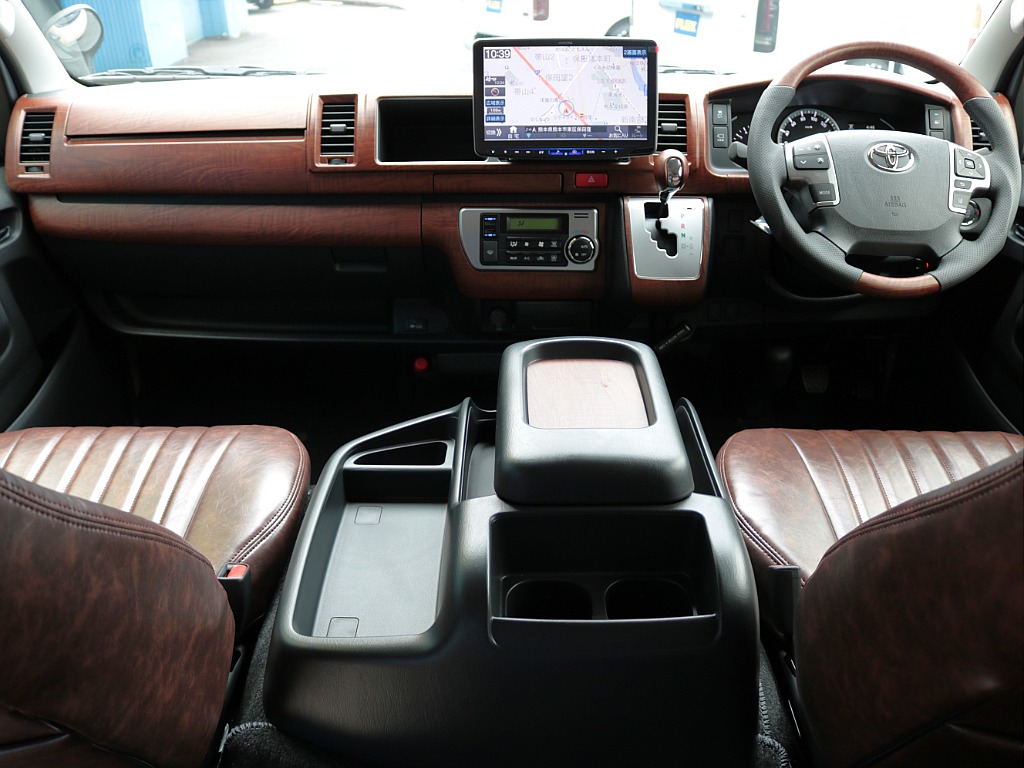 新車　ハイエースＶ　ワイド　スーパーＧＬ　アースカラーパッケージ「ベージュ」　２７００ｃｃ　ガソリン４ＷＤ　スライドドア小窓付き　新品パーツで内外装フルカスタムしました！