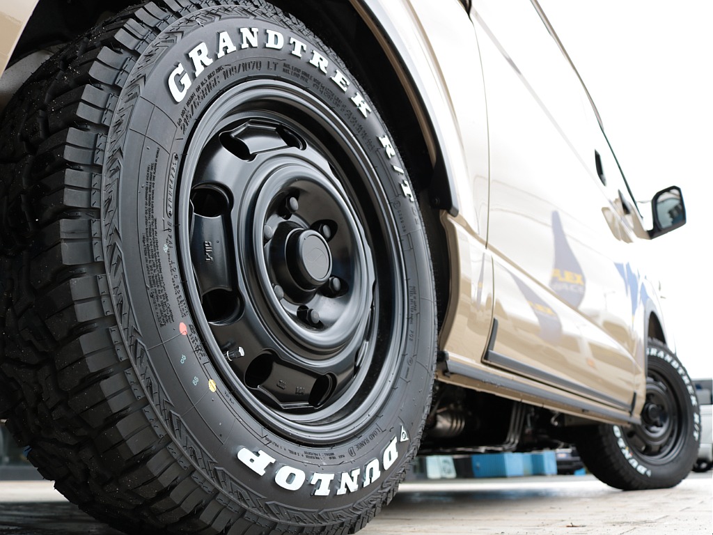 足元はＦＬＥＸＰａｗ(パウ)１６インチアルミホイールとダンロップグラントレックＲＴタイヤの組み合わせ！