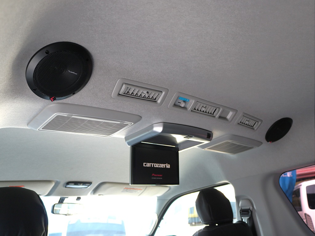 フリップダウンモニター＆天井スピーカー付き！後席でも映像としっかり音声も楽しめます♪♪