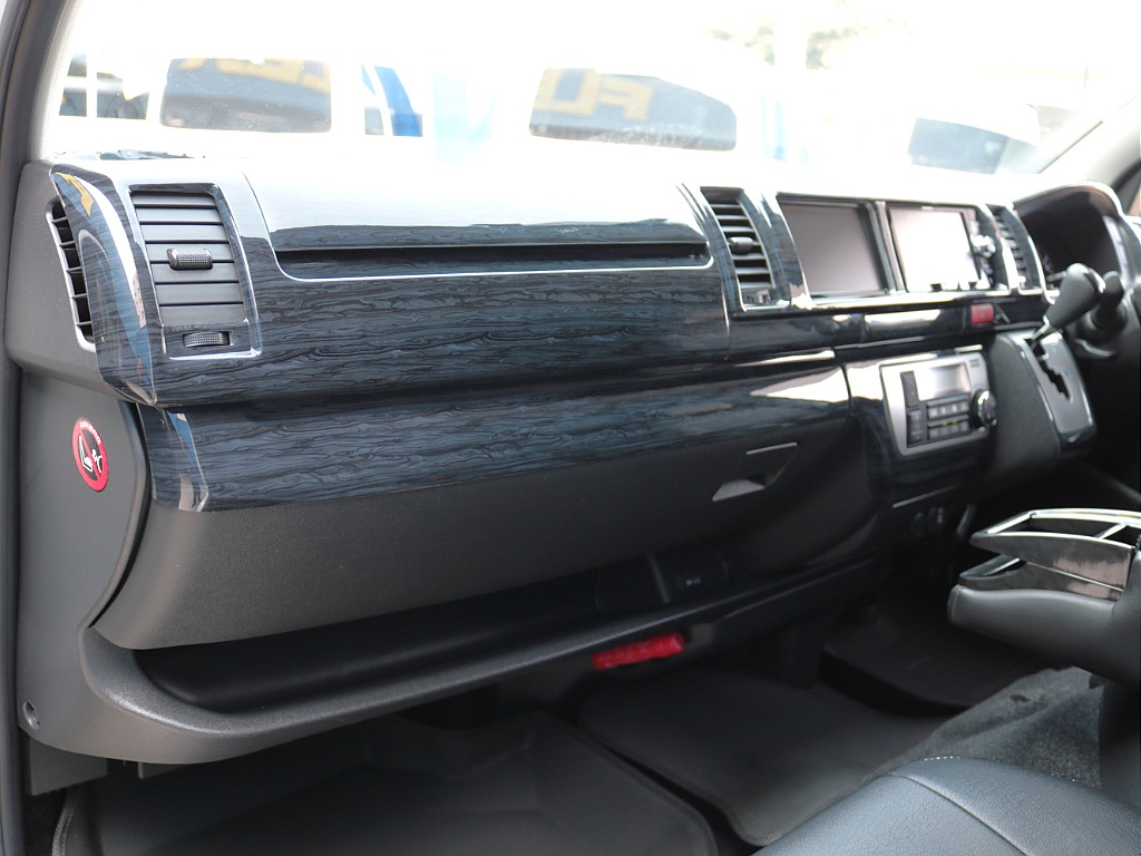 程度良好なパネル回り♪黒木目インテリアパネル付きで高級感がでますね♪