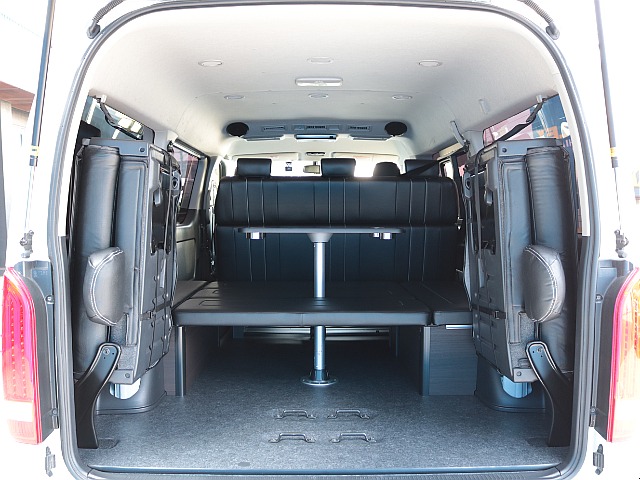 ４列目シートを跳ね上げるとラゲッジスペースとしてもお使い頂けます！