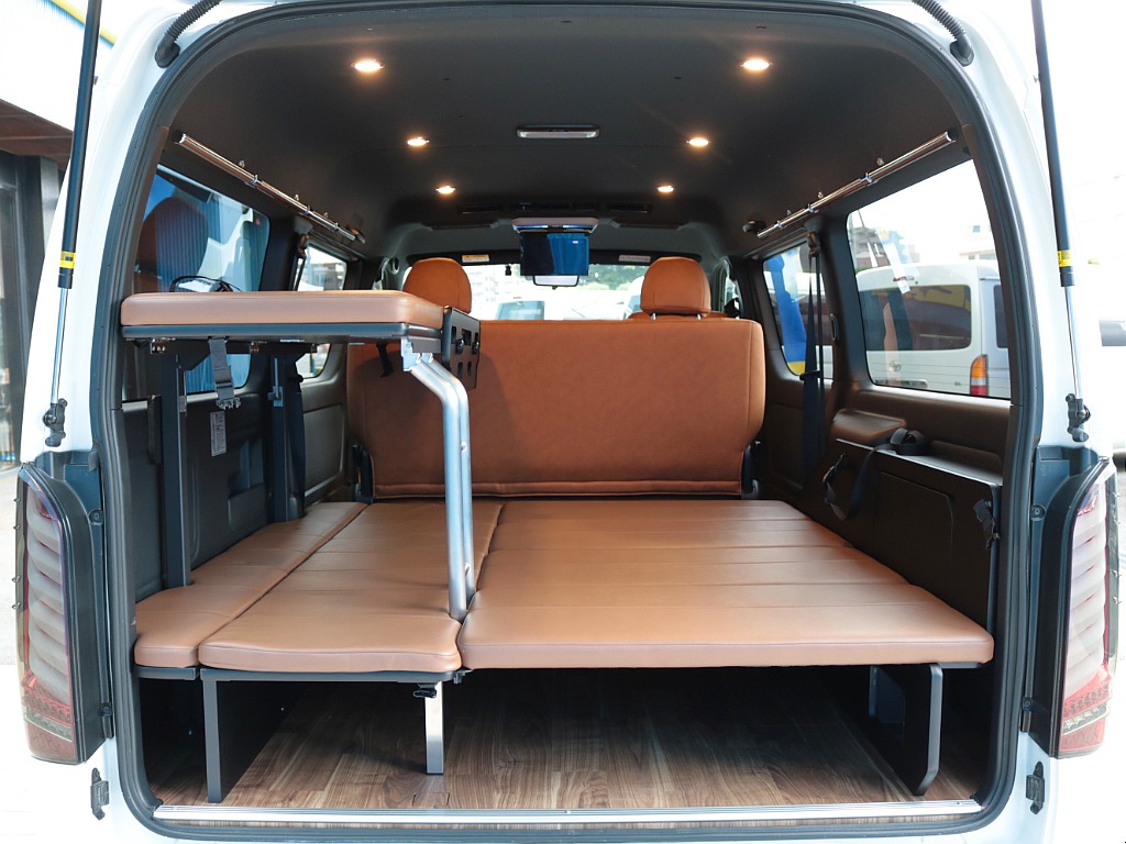 トヨタ ハイエースバン(2枚目)