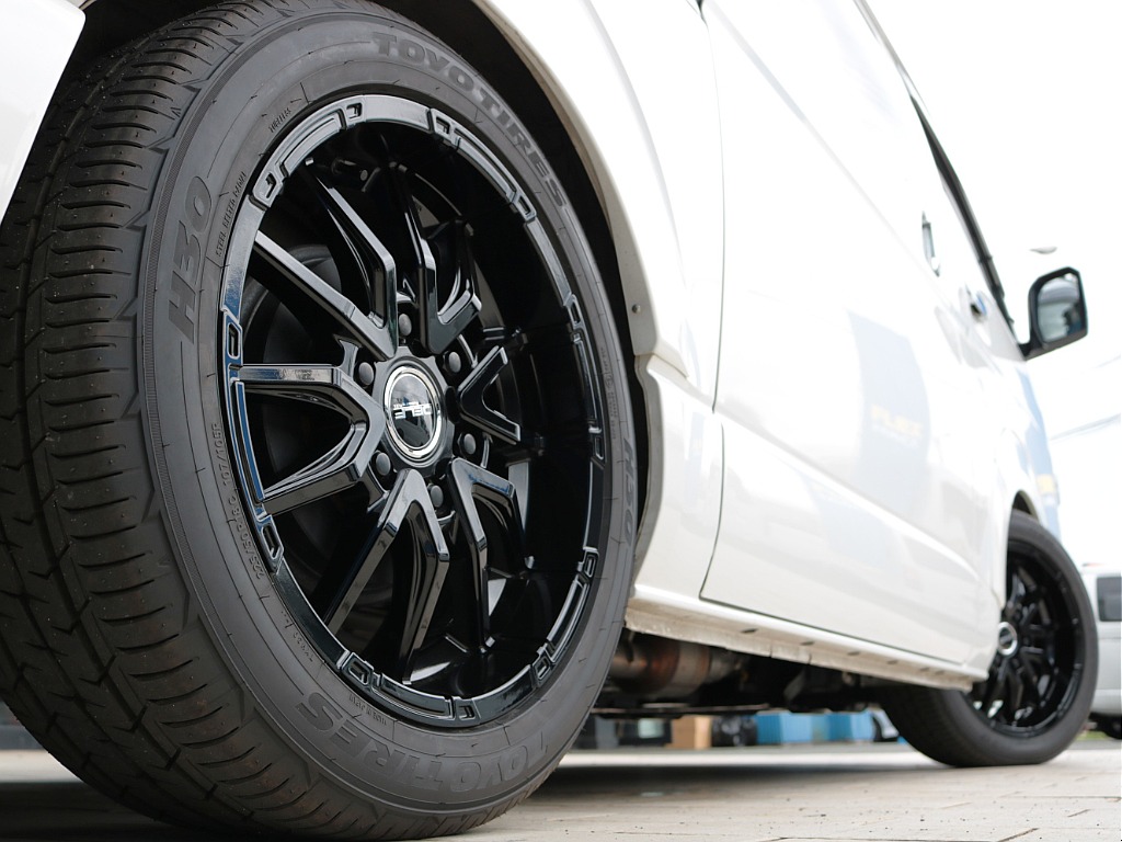 足元には新作のＦＬＥＸデルフ０６１８インチアルミホイール＆トーヨーＨ３０タイヤを装着！