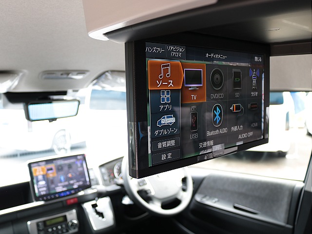 フロントはアルパイン１１インチフローティングナビ！リアにもアルパイン１２．８インチ大型フリップダウンモニター付き♪長時間のドライブもこれで退屈しませんね♪