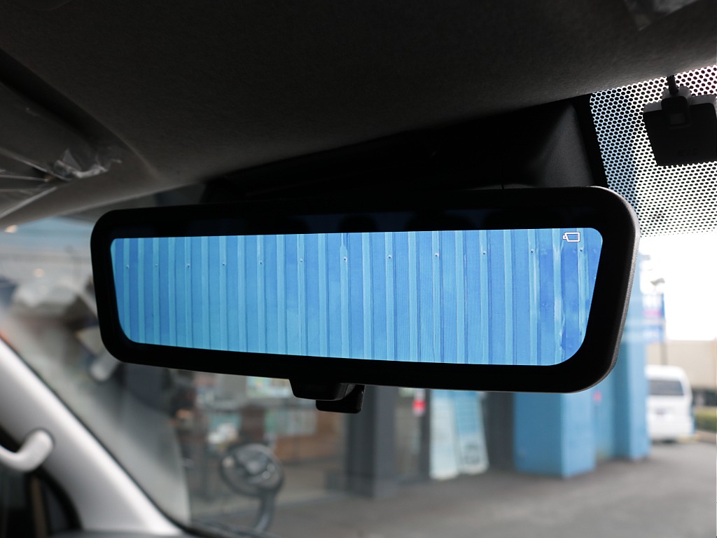 新車オプションのデジタルインナーミラー完備！