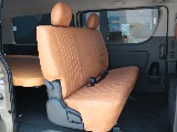 クラシックな生地が車内を温かみのある雰囲気に仕上げます♪