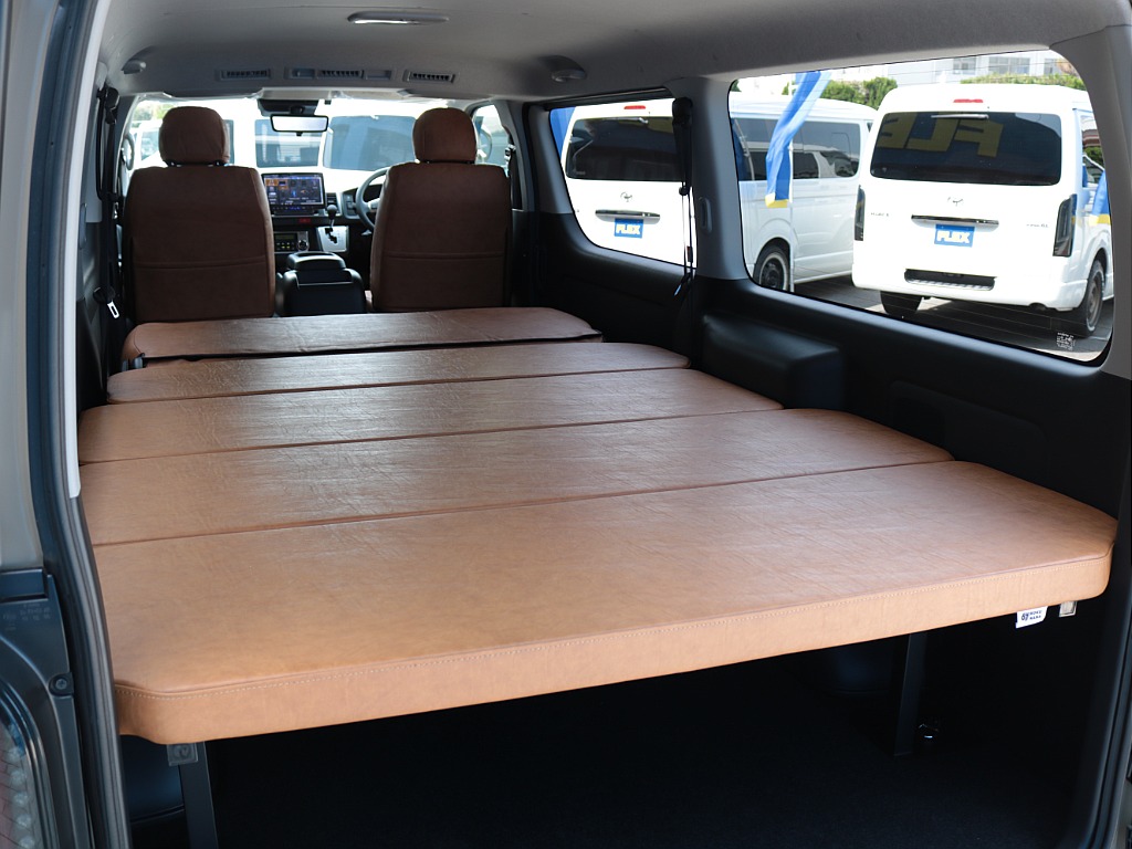 セカンドシートを倒すとベッドキットと同じ高さにもなり、さらに広大なベッドスペースが生まれます！