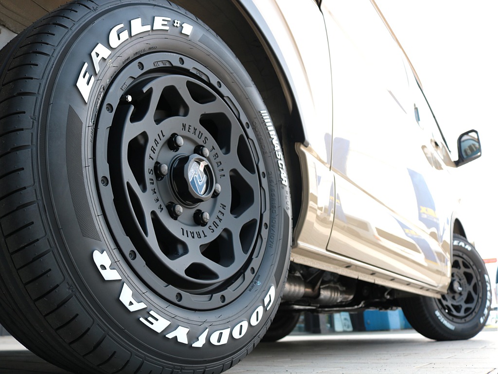 足元にはＦＬＥＸネクサストレイル１６インチアルミホイール＆グッドイヤーナスカータイヤを装着！