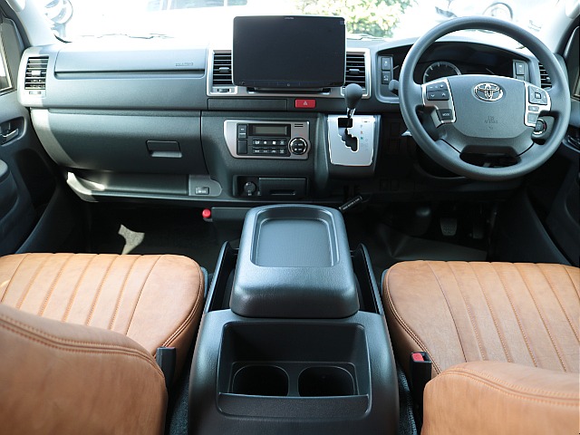 登録済み未使用車　ハイエースＶ　スーパーＧＬ　アースカラーパッケージ「ベージュ」　２０００ｃｃ　ガソリン２ＷＤ　両側パワースライドドア付き　ＦＬＥＸ新品パーツで内外装カスタムしました！