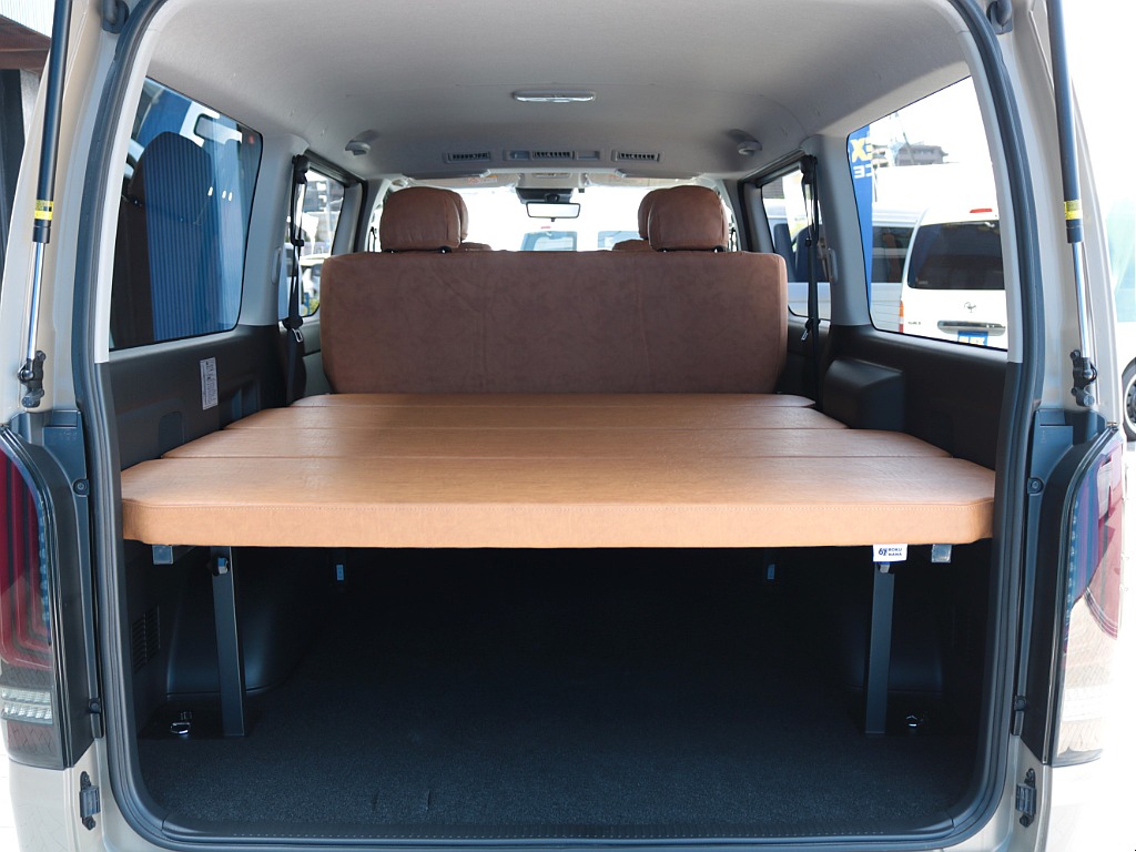 新品のＦＬＥＸベッドキット装着しました！ハイエースならではの広大なラゲッジスペースをご活用ください！